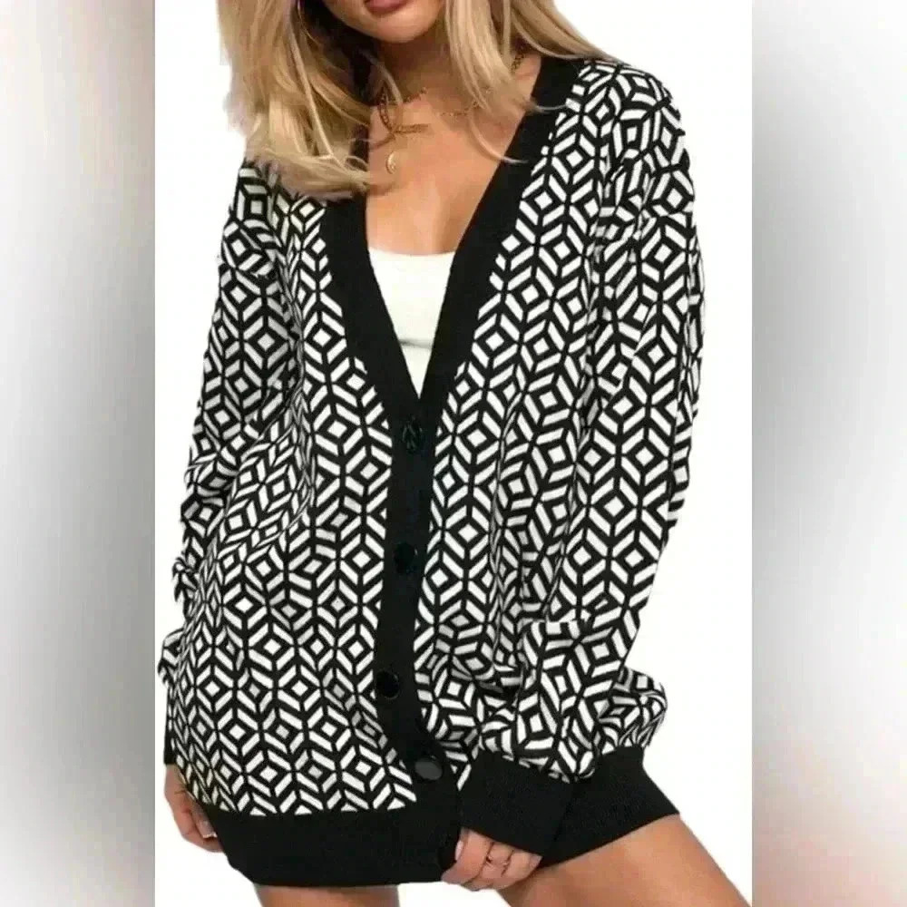 Women’s QU European cardigan, Geometric Black and White Size Large